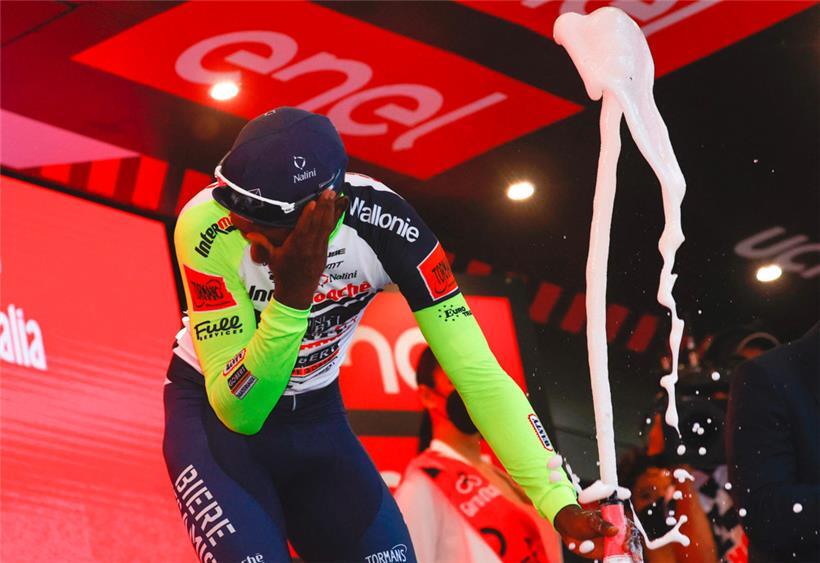 Biniam Girmay verletzte sich mit einem Schaumweinkorken am Auge und musste den Giro daraufhin verlassen
