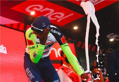 Biniam Girmay verletzte sich mit einem Schaumweinkorken am Auge und musste den Giro daraufhin verlassen
