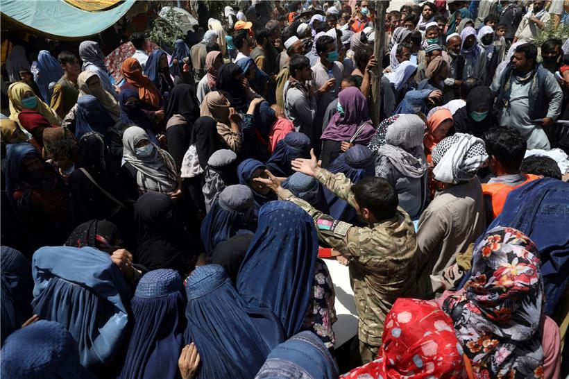 Binnenvertriebene aus den nördlichen Provinzen, die aufgrund von Kämpfen zwischen den Taliban und afghanischen Sicherheitskräften aus ihrer Heimat geflohen sind, warten in einem öffentlichen Park auf kostenlose Lebensmittel. 
