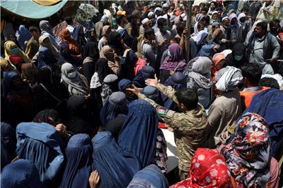 Binnenvertriebene aus den nördlichen Provinzen, die aufgrund von Kämpfen zwischen den Taliban und afghanischen Sicherheitskräften aus ihrer Heimat geflohen sind, warten in einem öffentlichen Park auf kostenlose Lebensmittel. 
