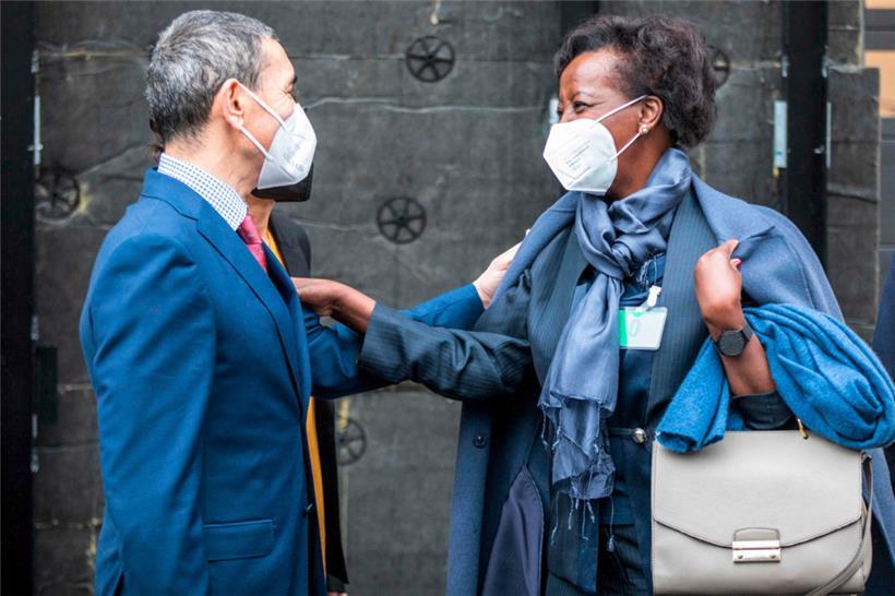 BioNTech-Chef Ugur Sahin (l.) empfängt die Generalsekretärin der „Organisation internationale de la Francophonie“, Louise Mushikiwabo in seinem Unternehmen in Marburg
