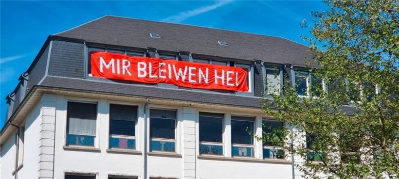 Bis Mittwoch sollte Richtung22 das Bâtiment4 verlassen. Das Kunstkollektiv reagierte mit einer Stellungnahme und mit einer eindeutigen Botschaft am Gebäude.  
