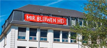 Bis Mittwoch sollte Richtung22 das Bâtiment4 verlassen. Das Kunstkollektiv reagierte mit einer Stellungnahme und mit einer eindeutigen Botschaft am Gebäude.  

