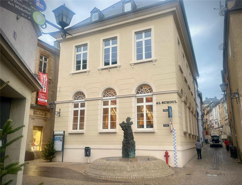 Bis das Rathaus fertig renoviert ist und alle Genehmigungen vorliegen, finden die Remicher Ratssitzungen in der „Al Schoul“ statt
