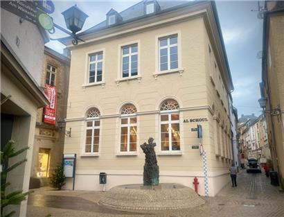 Bis das Rathaus fertig renoviert ist und alle Genehmigungen vorliegen, finden die Remicher Ratssitzungen in der „Al Schoul“ statt
