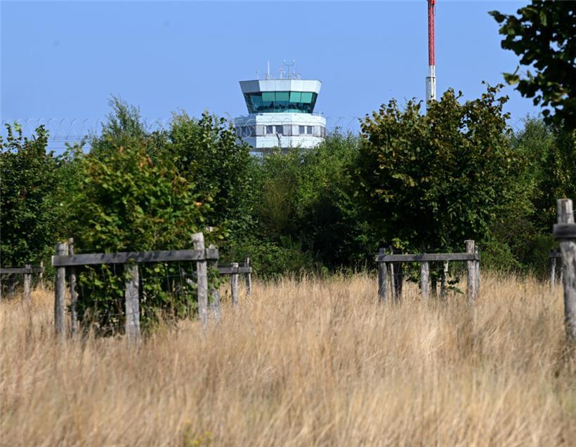 Bis ein neuer Turm steht, soll der aktuelle Kontrollturm des Flughafens renoviert und mit neuer Technologie ausgestattet werden
