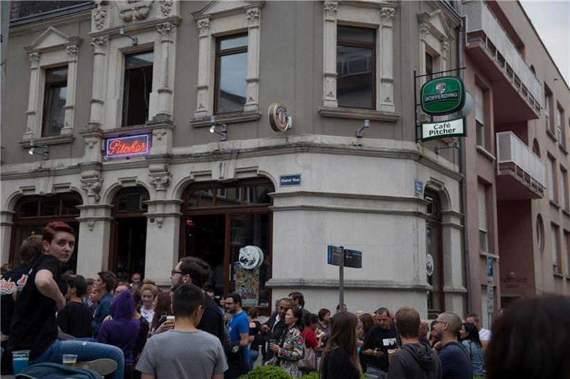 Bis es wieder so vor dem Café Pitcher aussieht, wird wohl noch ein wenig Zeit vergehen. Chef „JC“ weiß noch nicht genau, wie die Wiedereröffnung aussehen wird und wann sie stattfinden soll. 
