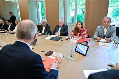 Bis es zu einem Abkommen zwischen Regierung, Gewerkschaften und Patronat kommt, wird sich wohl auch am Mittwoch noch kritisch beäugt werden
