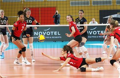 Bis jetzt half alles Strecken noch nicht: Nathalie Braas und die Luxemburgerinnen haben noch keinen Satz gewinnen können
