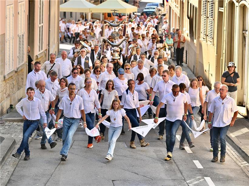 Bis zu 14.000 Pilger bei der traditionellen Springprozession 2026 in feierlicher religiöser Atmosphäre