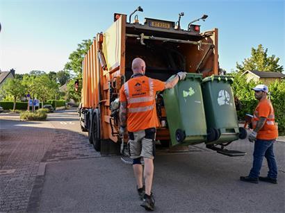 Bis zu 900 Mülltonnen sammeln Roy (l.) und sein Kollege Daniel (r.) an einem Tag ein