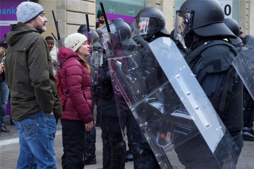 Bis zu fünf Stunden lang mussten die Teilnehmer im abgesperrten Bereich ausharre...