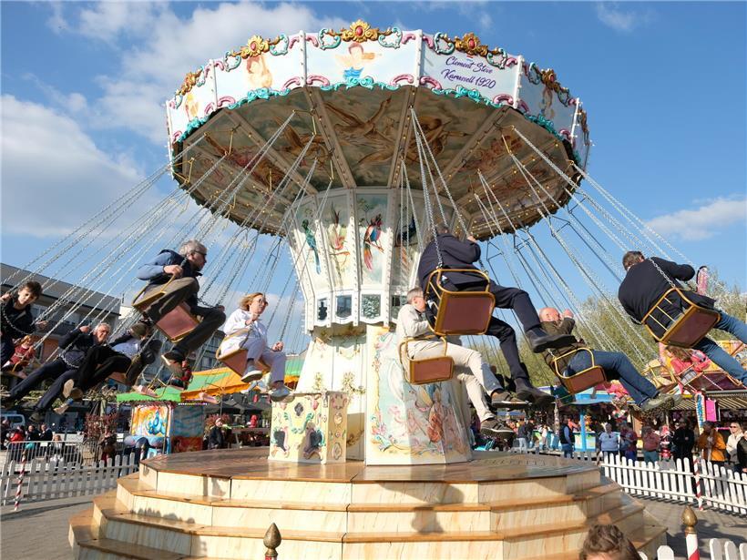 Karussell mit bunten Lichtern dreht sich bis zum 10. Mai auf einem Jahrmarktabend