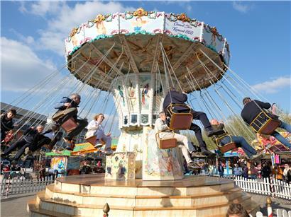 Karussell mit bunten Lichtern dreht sich bis zum 10. Mai auf einem Jahrmarktabend