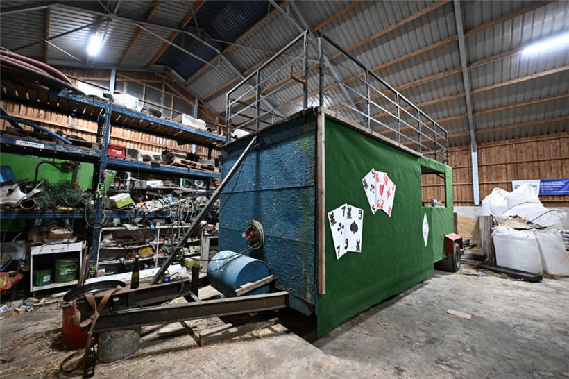 Bis zum Start der Kavalkadensaison wird die blaue Farbe vom letzten Jahr noch du...