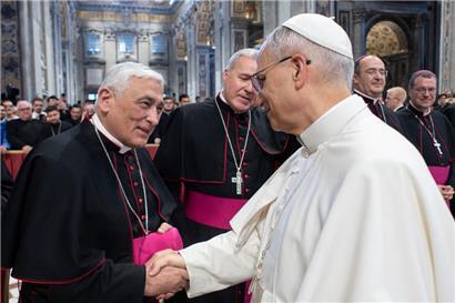 Bischof Rafael Zornoza (l.) und Papst Leo XIV.
