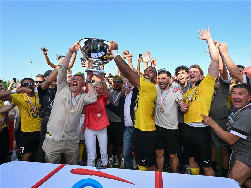 Carlos Teixeira, Martine Hansen, Paul Philipp und die neuen Meister bei offizieller Fußball-Auszeichnung