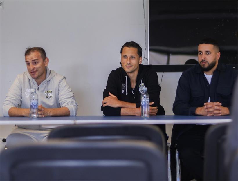 Co-Trainer Pedro Garcia spricht bei Pressekonferenz über verletzten Kapitän Adriel Santos von Bissens Fußballteam
