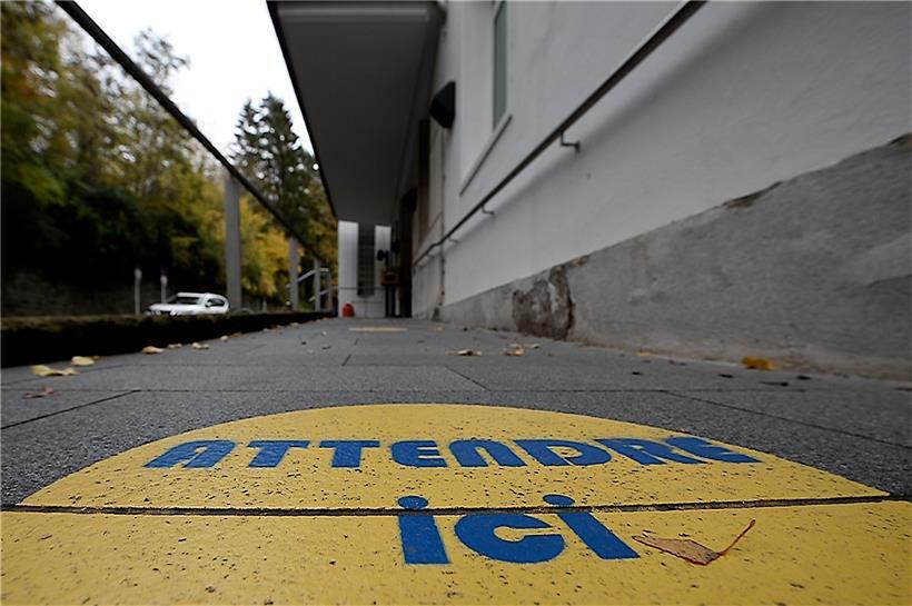 Bitte Abstand halten: Auf dem Boden vor dem CHEM in Düdelingen sind Wartepositionen aufgemalt

