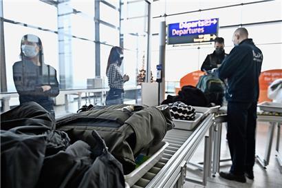 „Bitte einmal die Tasche aufmachen“: Die Frauen und Männer an der Sicherheitsschleuse im Luxemburger Flughafen überprüfen das Handgepäck auf gefährliche Gegenstände
