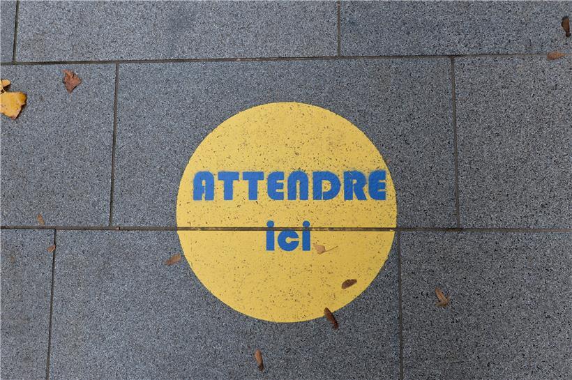 Bitte hier warten – und Abstand halten: Hinweiszeichen vor dem CHEM in Düdelingen
