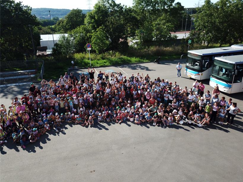 Bitte lächeln: Die Kinder der Sassenheimer „Vakanznomëttecher 2023“ beim Fototermin
