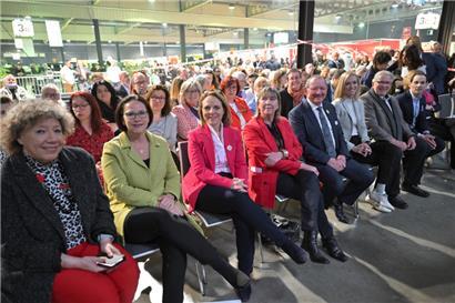 Bitte lächeln! Politprominenz bei der „Foire des migrations“.
