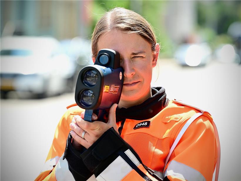 Person lächelt freundlich in Kamera, Fotografie, positive Ausstrahlung, Portraitaufnahme