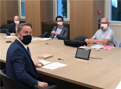 Bitte recht freundlich: Im September 2021 traf sich Premier- und Medienminister Xavier Bettel mit Pressevertretern zum Austausch darüber, was in Luxemburg die Pressearbeit behindert
