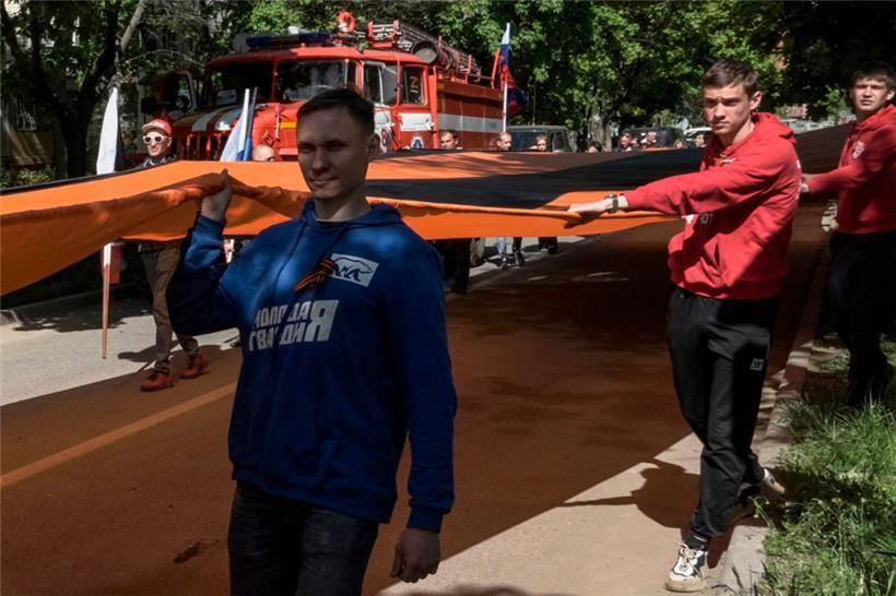 Bizarre Feier: Vor der Parade waren bereits Straßenschilder ausgetauscht worden
