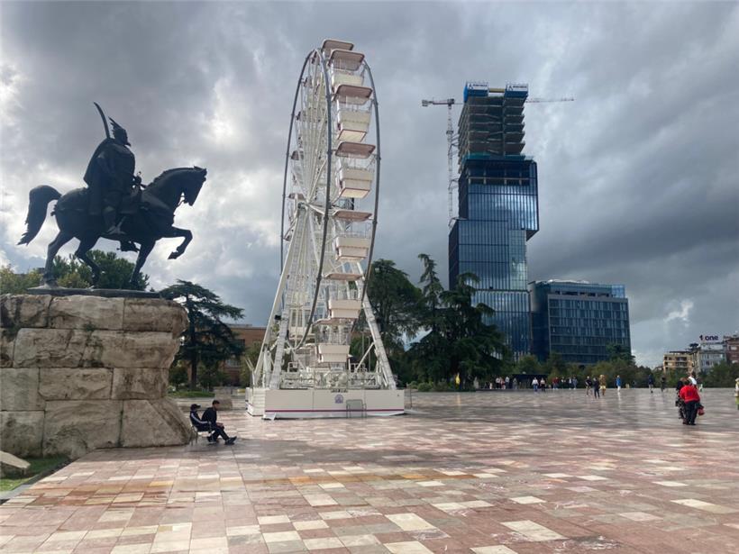 Bizarres Ensemble: der Skanderbeg-Platz im albanischen Tirana
