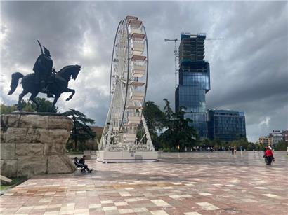 Bizarres Ensemble: der Skanderbeg-Platz im albanischen Tirana
