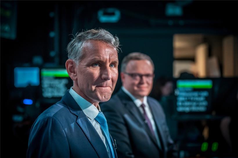 Björn Höcke (AfD, ausnahmsweise links) und Mario Voigt (CDU), Spitzenkandidaten der Landtagswahl in Thüringen, beim TV-Duell im April
