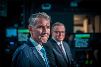 Björn Höcke (AfD, ausnahmsweise links) und Mario Voigt (CDU), Spitzenkandidaten der Landtagswahl in Thüringen, beim TV-Duell im April
