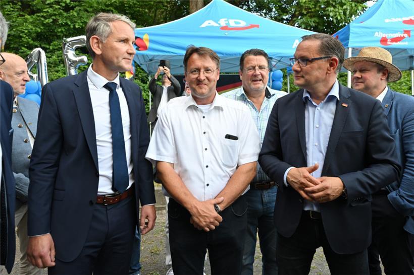 Björn Höcke (l.), Robert Sesselmann (M.), Stephan Brandner (3.v.l.) und Tino Chrupalla stehen am 25. Juni 2023 im Graten des Restaurants Frankenbaude bei der AfD-Wahlparty. Mit 52,8 Prozent gewann Sesselmann am Sonntag die Landratswahl im Thüringer Kreis Sonneberg gegen seinen CDU-Konkurrenten Jürgen Köpper.
