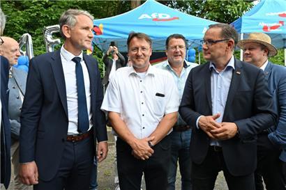 Björn Höcke (l.), Robert Sesselmann (M.), Stephan Brandner (3.v.l.) und Tino Chrupalla stehen am 25. Juni 2023 im Graten des Restaurants Frankenbaude bei der AfD-Wahlparty. Mit 52,8 Prozent gewann Sesselmann am Sonntag die Landratswahl im Thüringer Kreis Sonneberg gegen seinen CDU-Konkurrenten Jürgen Köpper.
