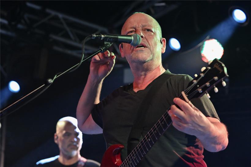 Black Francis au chant et à la guitare
