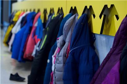 Bleibt es bei einzelnen positiven Fällen in Klassen und Schulen, kann der Schulbetrieb weitergeführt werden, auch wenn die Zahl der Neuinfektionen in den Bildungseinrichtungen hoch bleibt
