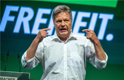 Bleibt gelassen: der deutsche Wirtschaftsminister Robert Habeck beim kleinen Parteitag der Grünen in Potsdam
