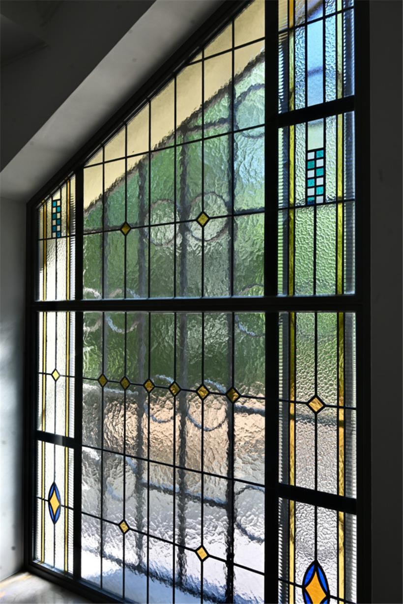 Bleiglasfenster sorgen für entspanntes Licht im Treppenhaus