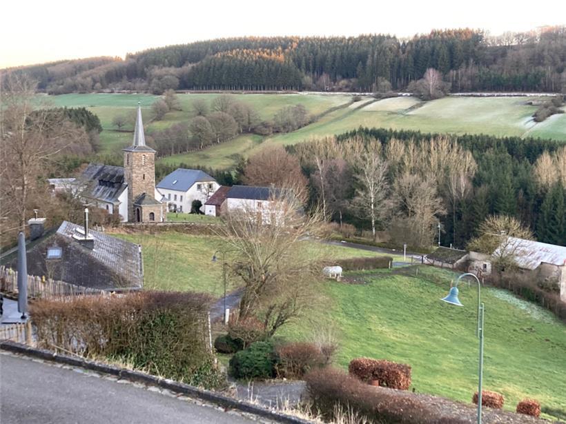 Blick auf Mecher: Die Stauseegemeinde ist 1979 aus dem Zusammenschuss von Mecher und Harlingen entstanden und besteht aus acht Ortschaften. Sie sind ländlich geprägt und es gibt noch rund ein Dutzend aktive Bauern. Die Gemeinde besteht aus einer Fläche von 4.850 Hektar und zählt aktuell 2.168 Einwohner. Sie ist Mitinitiator und Mitglied im Naturpark Obersauer.
