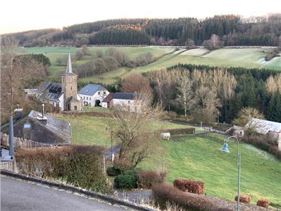 Blick auf Mecher: Die Stauseegemeinde ist 1979 aus dem Zusammenschuss von Mecher und Harlingen entstanden und besteht aus acht Ortschaften. Sie sind ländlich geprägt und es gibt noch rund ein Dutzend aktive Bauern. Die Gemeinde besteht aus einer Fläche von 4.850 Hektar und zählt aktuell 2.168 Einwohner. Sie ist Mitinitiator und Mitglied im Naturpark Obersauer.
