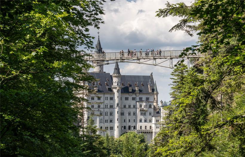 Blick auf Neuschwanstein mit der Marienbrücke. Ein Mann griff am Mittwoch zwei Frauen in der Nähe des weltberühmten Schlosses Neuschwanstein an und verletzte eine von ihnen schwer. Die Frau starb später
