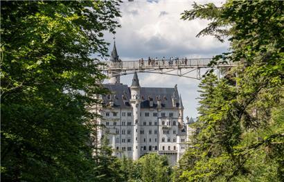 Blick auf Neuschwanstein mit der Marienbrücke. Ein Mann griff am Mittwoch zwei Frauen in der Nähe des weltberühmten Schlosses Neuschwanstein an und verletzte eine von ihnen schwer. Die Frau starb später
