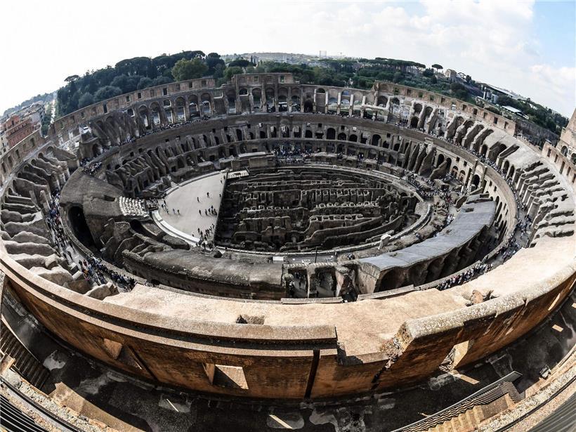 Blick auf das historische Kolosseum in Rom bei klarem Himmel, ikonisches römisches Amphitheater und Touristenattraktion