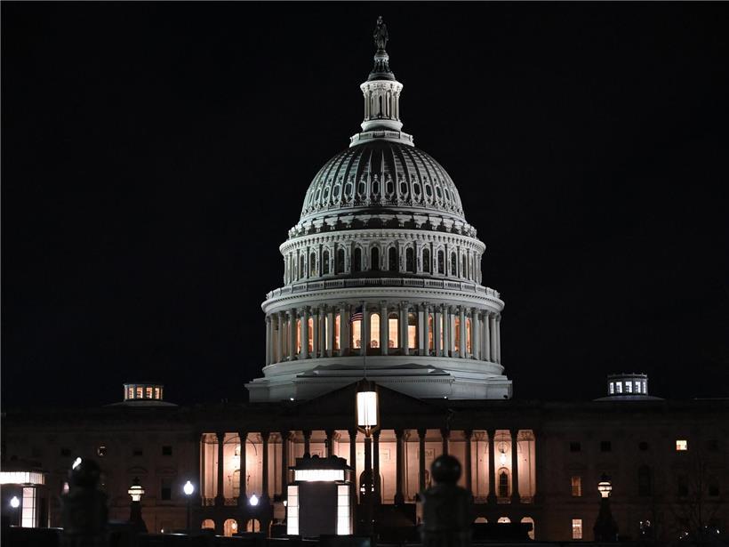 Blick auf das US-Kapitol in Washington, DC bei klarem Himmel, symbolträchtiges Regierungsgebäude der USA