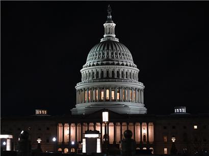 Blick auf das US-Kapitol in Washington, DC bei klarem Himmel, symbolträchtiges Regierungsgebäude der USA