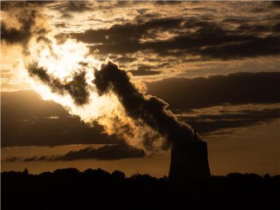 Stillgelegtes Kernkraftwerk Emsland in Niedersachsen mit Kühltürmen unter blauem Himmel im Industriegebiet