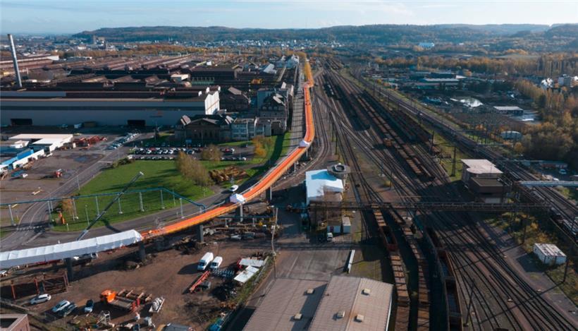 Blick auf den Bau der nach Angaben des Luxemburger Transportministeriums längsten Fahrradbrücke Europas
