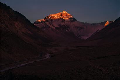Blick auf den Mount Everest bei Sonnenuntergang in der Autonomen Region Tibet im Südwesten Chinas

